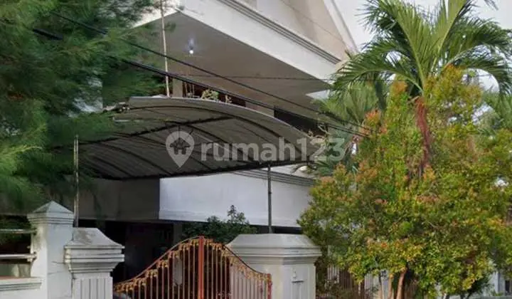tampak depan rumah 2 lantai bagus shm