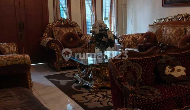 ruang tamu rumah strategis dekat tol tanah