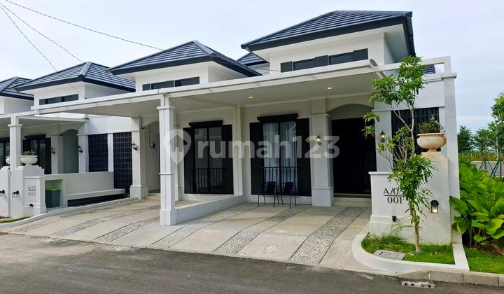 tampak depan rumah 1 lantai dekat stasiun