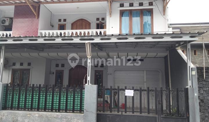 tampak depan rumah kost jogja 2 lantai