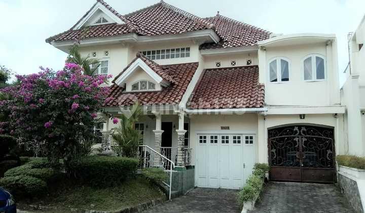 tampak depan rumah bagus 2 lantai jogja