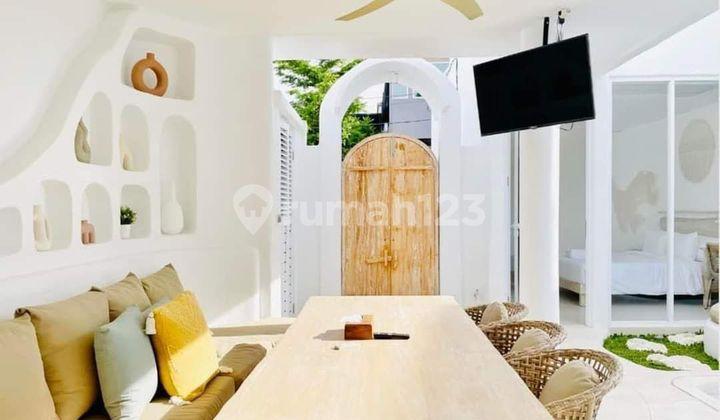 ruang tamu villa modern santorini 2 lantai