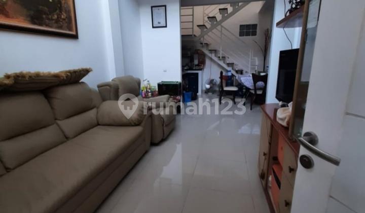 ruang keluarga rumah siap huni di perumahan