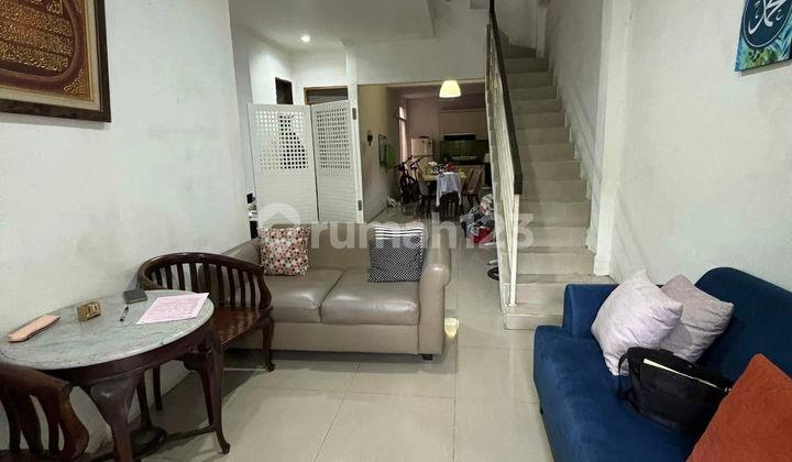 ruang tamu rumah graha cinere hadap taman