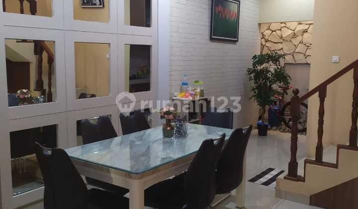 ruang makan rumah bagus full furnished 2