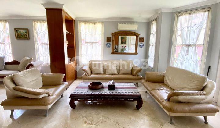 ruang keluarga rumah asri furnished golf mediterania