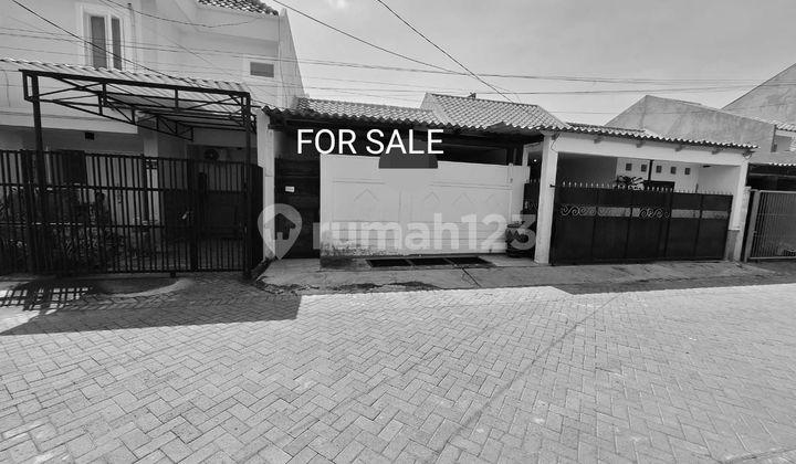 tampak depan dijual rumah hitung tanah babatan