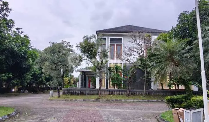 tampak depan rumah mewah + kolam renang,