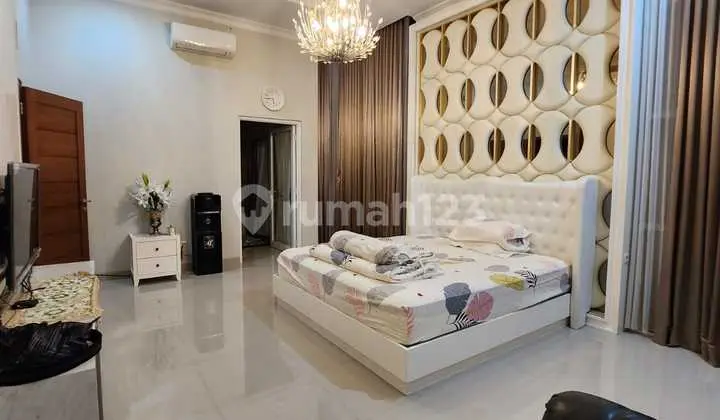 kamar tidur rumah mewah furnish di taman