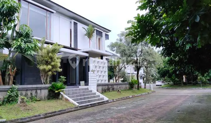 tampak depan rumah mewah + kolam renang,
