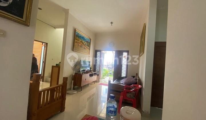 ruang tamu rumah full furnished dalam perumahan