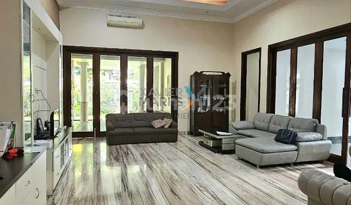 ruang keluarga barang langka rumah mewah di