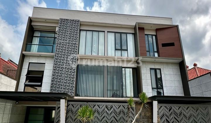 tampak depan rumah mewah modern plus kolam