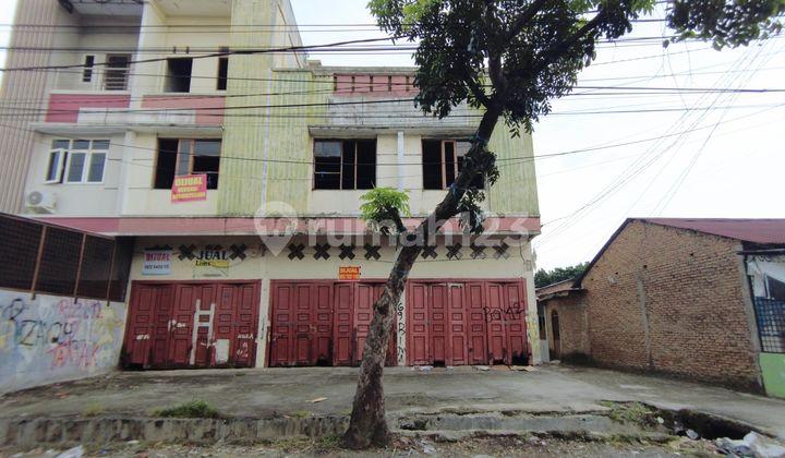 tampak depan ruko hook di jalan karya