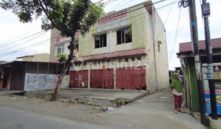 tampak depan ruko hook di jalan karya
