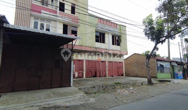 tampak depan ruko hook di jalan karya