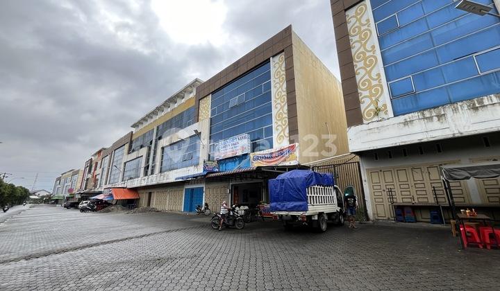tampak depan ruko di komplek green park
