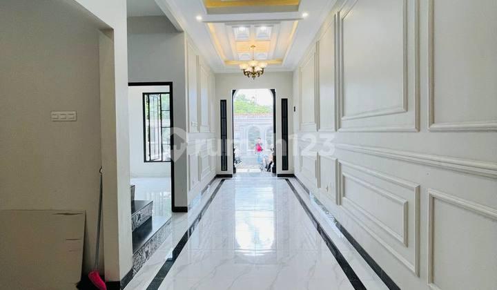 ruang makan rumah siap huni bergaya mewah