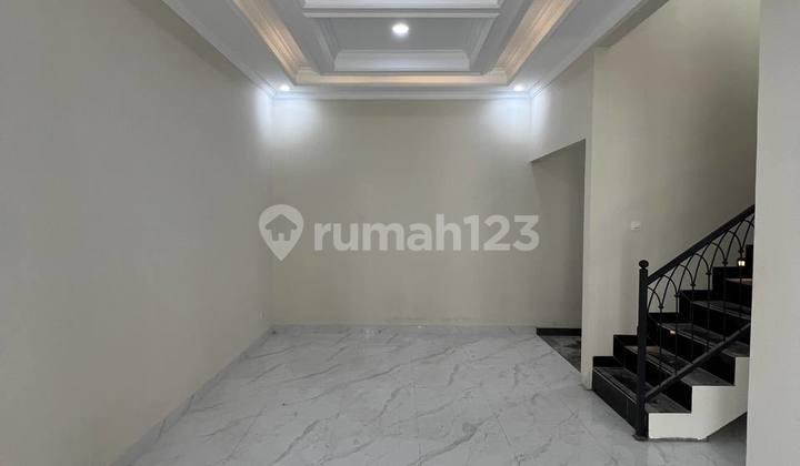 ruang tamu rumah siap huni dekat gdc