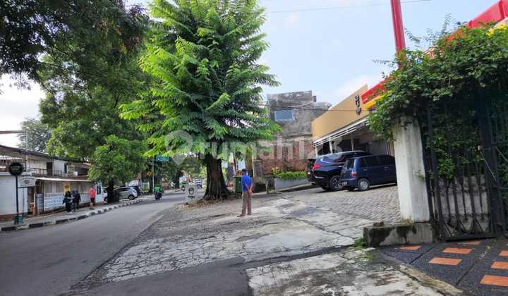 tampak depan dijual rumah strategis jalan kumbang