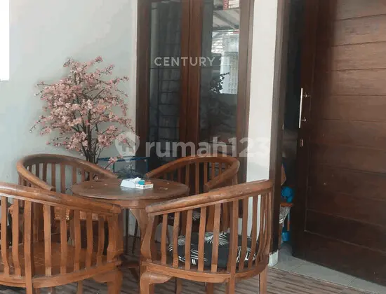 tampak depan rumah dekat stasiun di puri