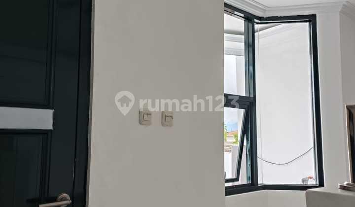 kamar tidur rumah 3 lantai bagus shm