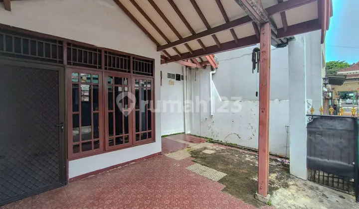 tampak depan rumah shm strategis 8 menit