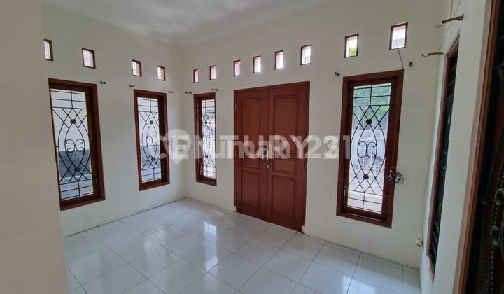 ruang tamu rumah dekat terminal perumahan puri