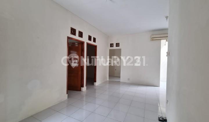 ruang tamu rumah dekat terminal perumahan puri