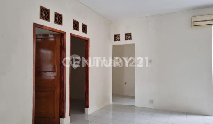 ruang tamu rumah dekat terminal perumahan puri