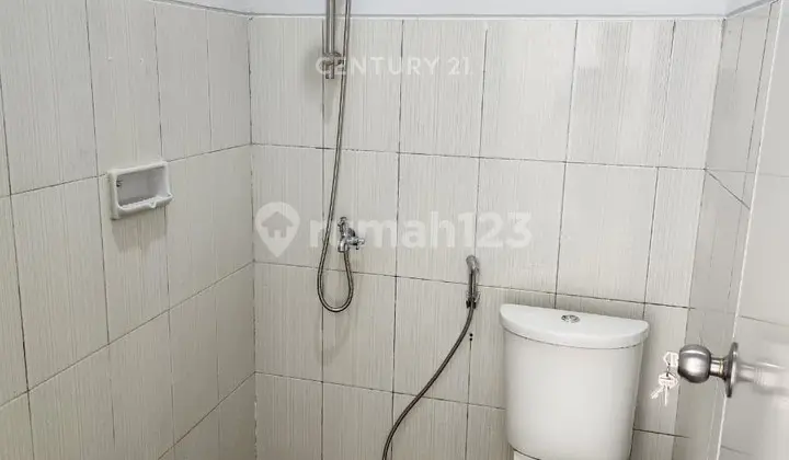 kamar mandi rumah strategis dekat kampus di