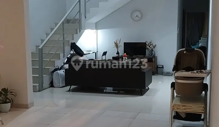 ruang keluarga dijual rumah 2 lantai siap