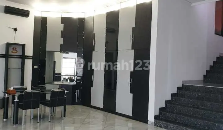 ruang makan rumah mewah di perumahan teras