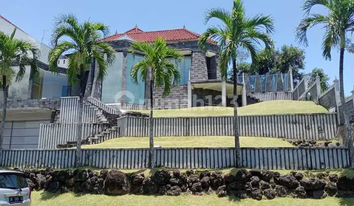tampak depan rumah mewah di perumahan teras