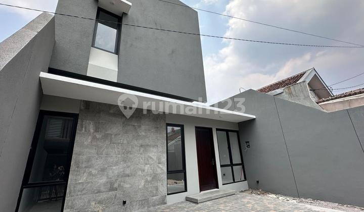 tampak depan rumah baru di pusat kota