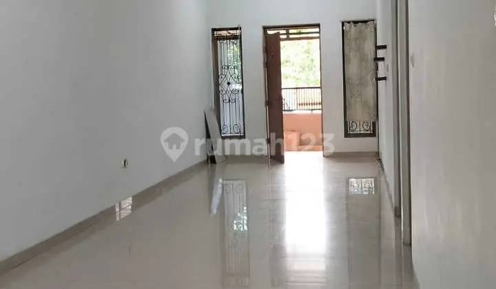 ruang tamu rumah siap huni di tki