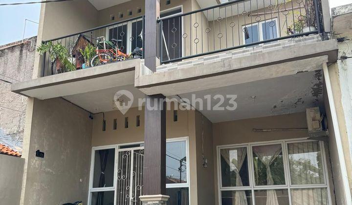 tampak depan jual rumah bagus 2 lantai,