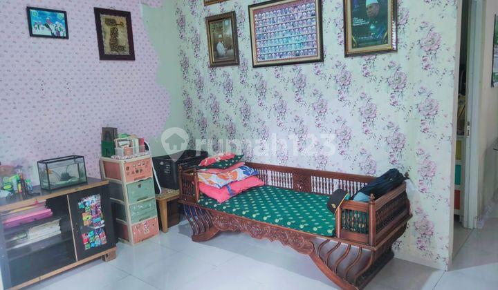 ruang tamu rumah asri di cempaka residence