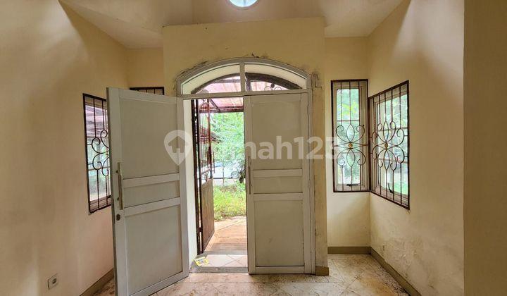 ruang tamu rumah dengan halaman luas di