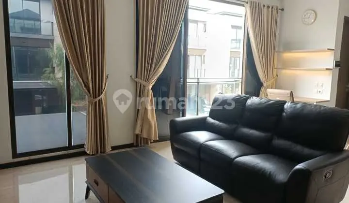 ruang keluarga rumah full furnish dekat kawasan