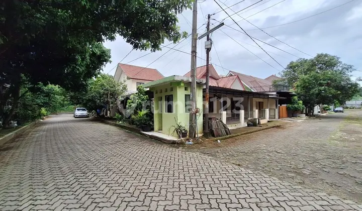 tampak depan rumah luas di hook dalam