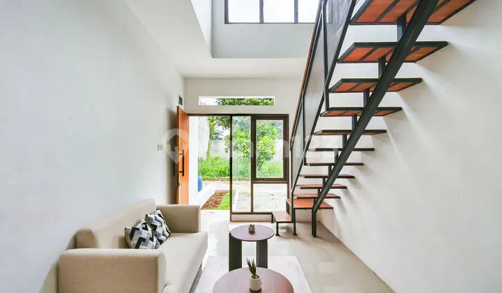 ruang tamu rumah 2 lantai shm 16