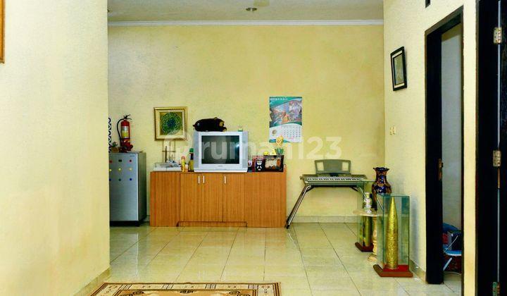 ruang tamu rumah luas hadap timur 10