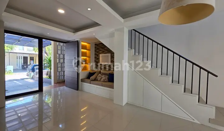 ruang keluarga rumah mewah minimalis 2 lantai
