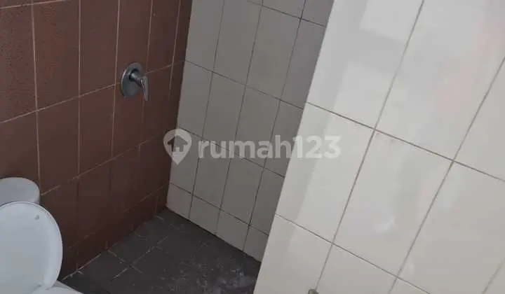 kamar mandi apartamen atlanta residence depok 1br