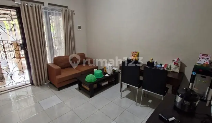 ruang tamu jual rumah di tamansari majapahit,