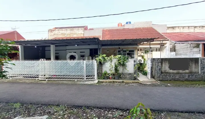 tampak depan rumah sejuk di danau ciomas