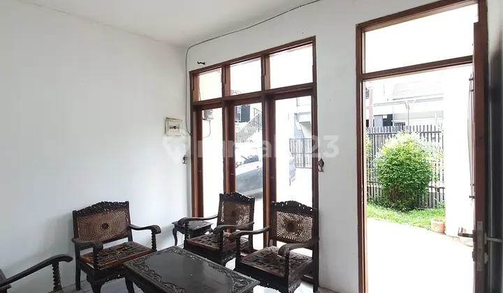 ruang tamu rumah luas dan tenang di