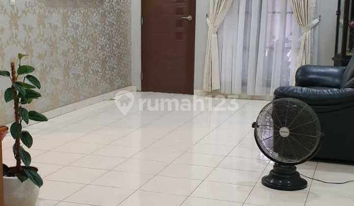 ruang tamu dijual rumah 2 lantai posisi