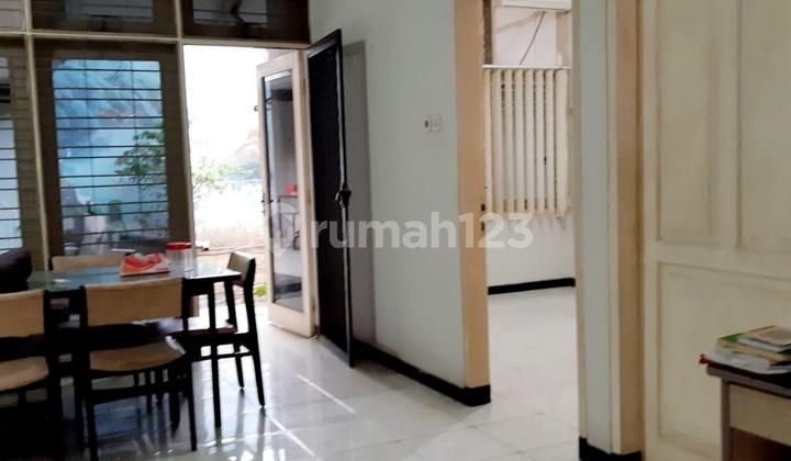 ruang keluarga rumah 2 lantai darmo sentosa